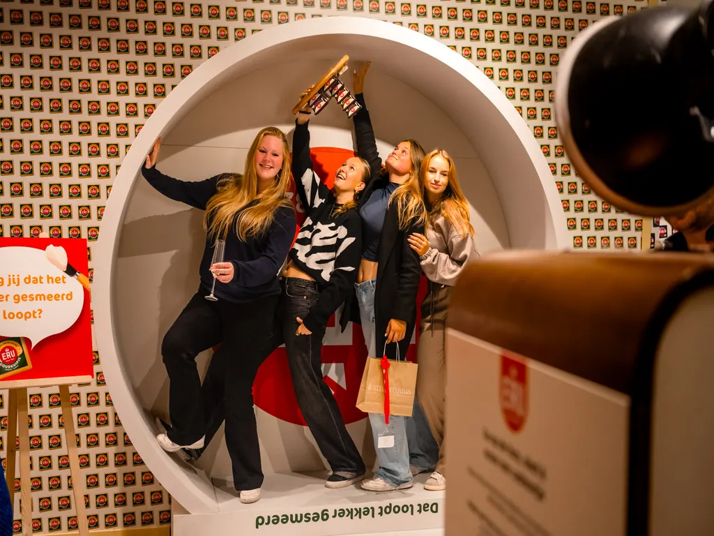 ERU_Smeerbar_activatie_Hoog_Catharijne Bezoekers nemen deel aan een interactieve activatie in de ERU Smeerbar pop-upstore in Hoog Catharijne, Utrecht.