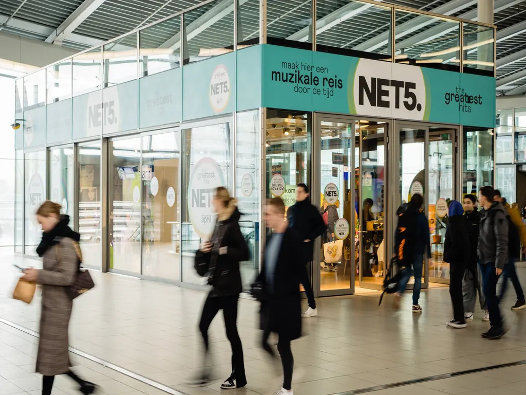 NET5_popup_activatie_UtrechtCS_1024x768 NET5-pop-upactivatie op station Utrecht Centraal waar bezoekers een interactieve muzikale reis door de tijd beleven.