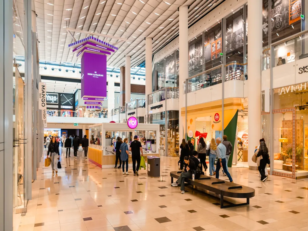 ERU_Smeerbar_Hoog_Catharijne Bezoekers lopen in Hoog Catharijne shoppingmall.