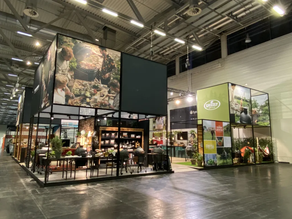 Beursstand van Fyron met barbecueproducten en grote merkvisuals.