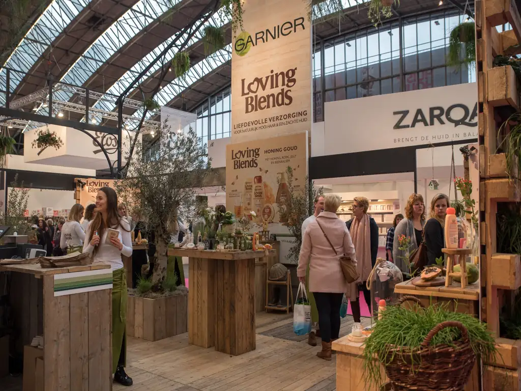 Bezoekers ontdekken de Garnier Loving Blends-pop-upstore tijdens een merkactivatie op de Huishoudbeurs.