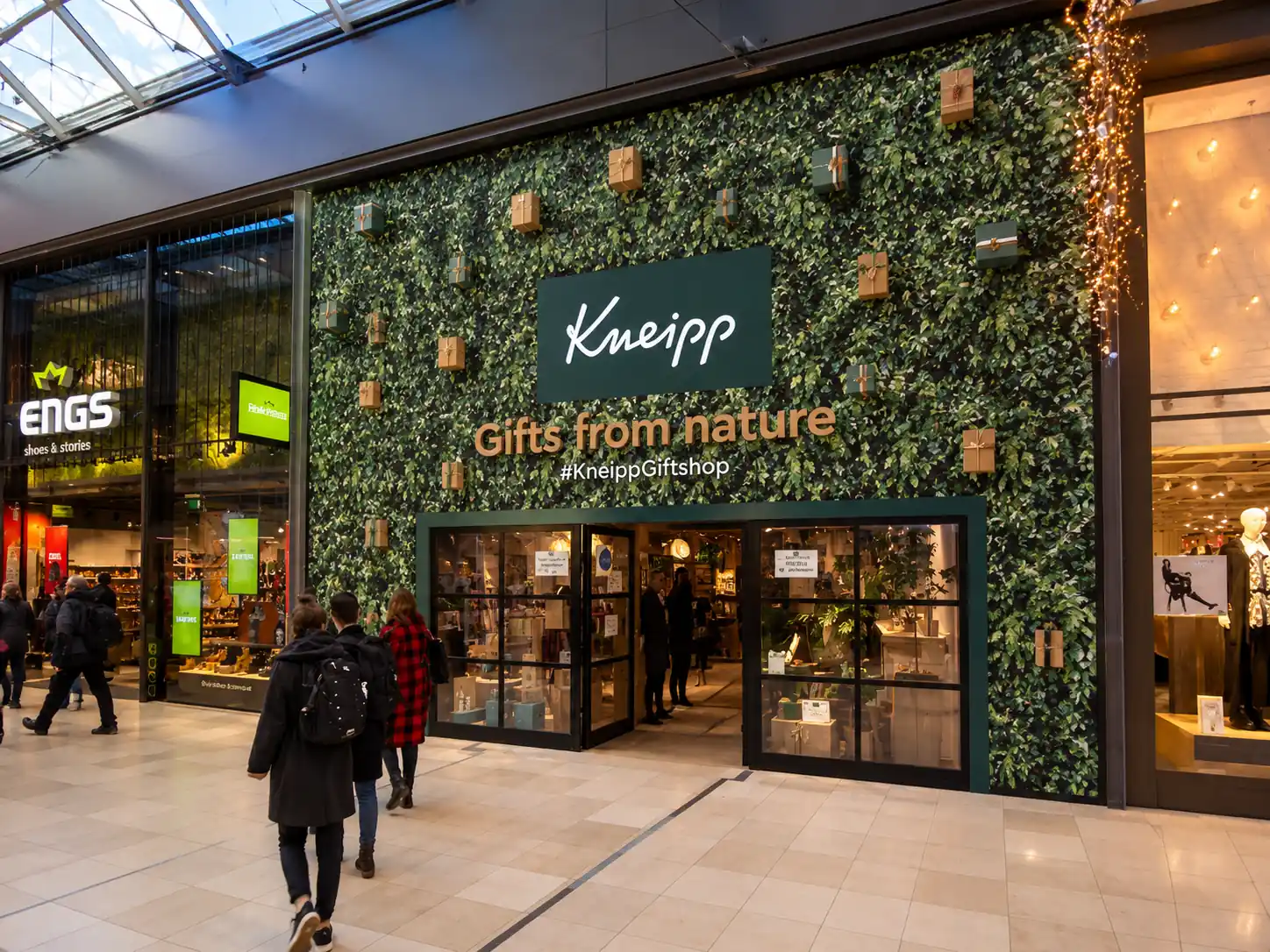 Gevel van de Kneipp Giftshop pop-upstore in winkelcentrum Hoog Catharijne waar bezoekers natuurlijke verzorgingsproducten ontdekken.