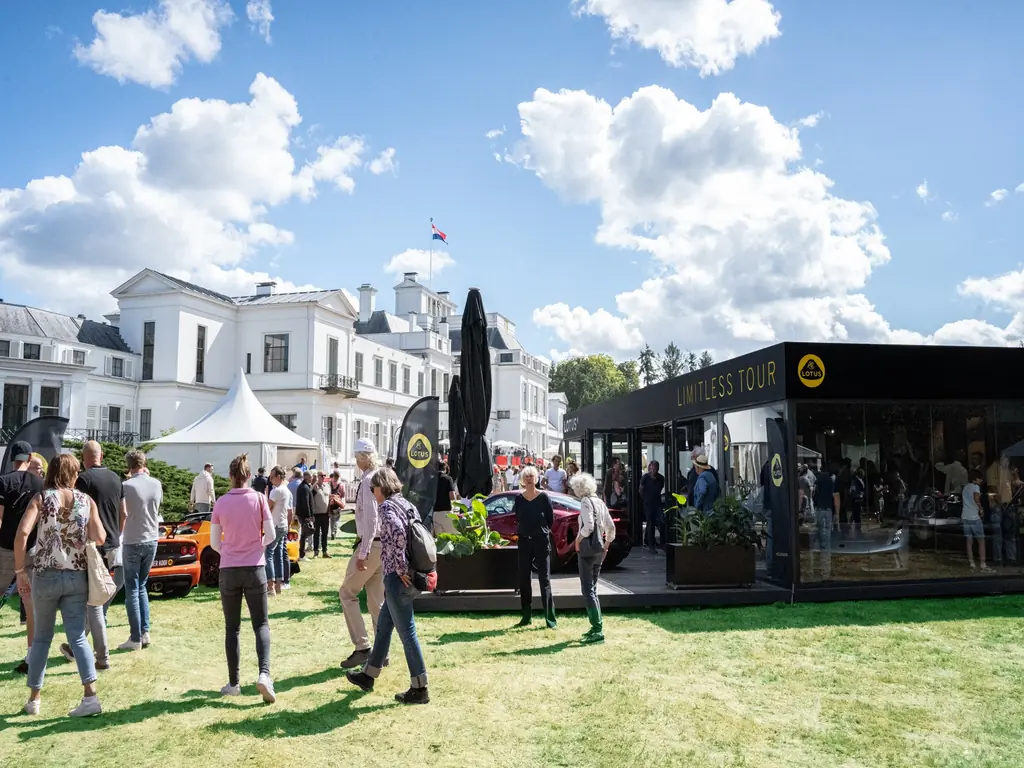Bezoekers ontdekken de Lotus Cars-pop-upstore tijdens het Concours d'Elegance op Paleis Soestdijk.