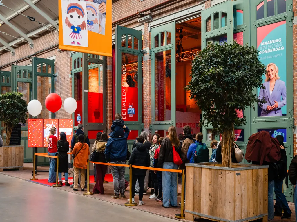 Tony's Chocolonely pop-up in de Amsterdamse Foodhallen waar bezoekers deelnemen aan een merkactivatie.