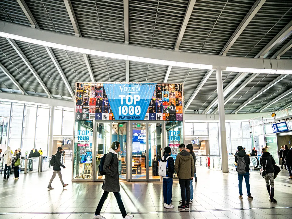 Radio Veronica Top 1000-activatie op station Utrecht Centraal met een tijdelijke platenzaak voor bezoekers.