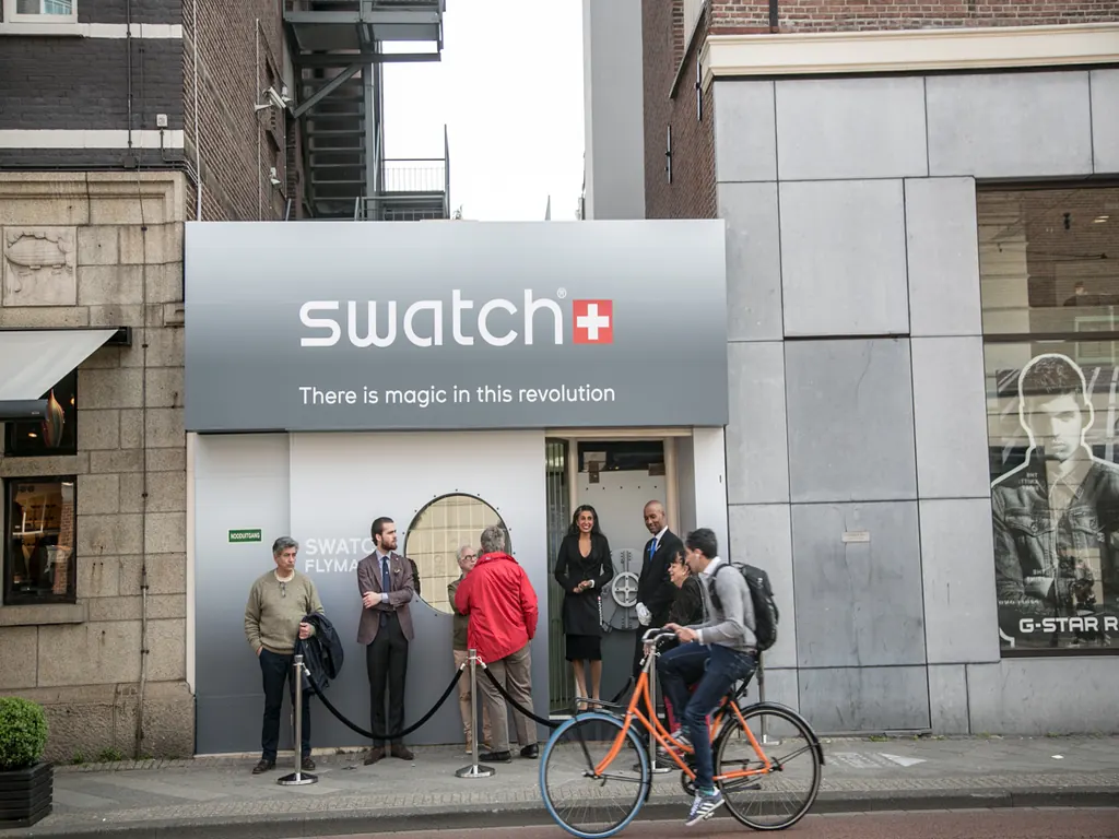 Pop-upstore van Swatch waar bezoekers kennismaken met de merkcampagne en nieuwe horlogecollectie.