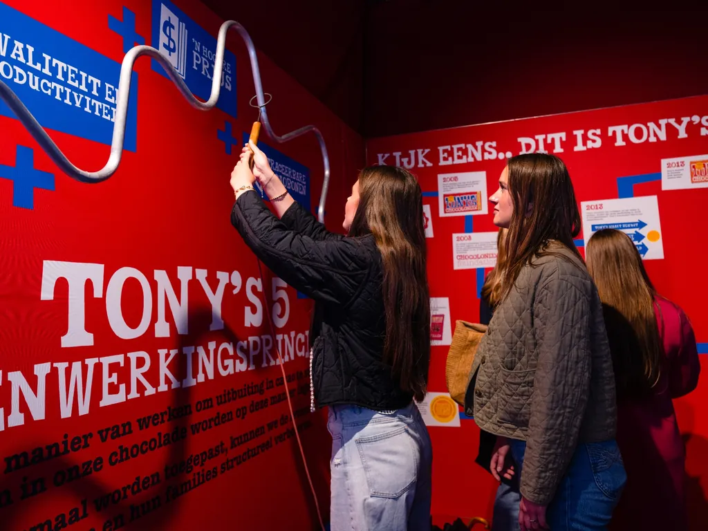 Tonys_Chocolonely_interactieve_game Bezoekers nemen deel aan een interactieve spelactiviteit in de Tony's Chocolonely pop-upstore.
