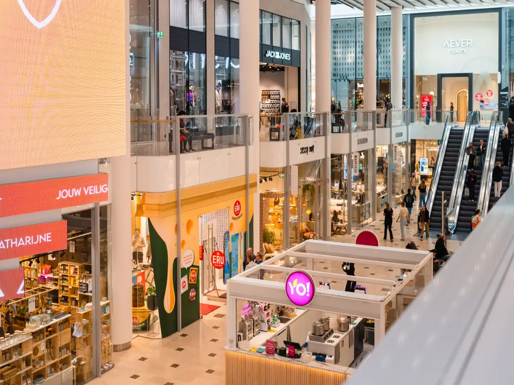 ERU_Smeerbar_Hoog_Catharijne_exterieur ERU Smeerbar pop-upstore in winkelcentrum Hoog Catharijne, gezien vanaf de eerste verdieping.