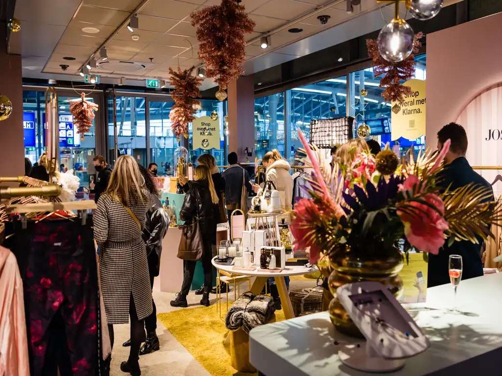 Klarna_popupstore_Utrecht_CS Bezoekers ontdekken de Klarna pop-upstore op station Utrecht Centraal tijdens een merkactivatie.