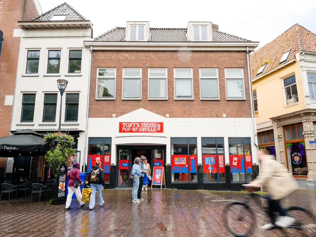 Gevel van de Tony's Chocolonely pop-upstore in Zwolle waar bezoekers de tijdelijke merkbeleving kunnen bezoeken.