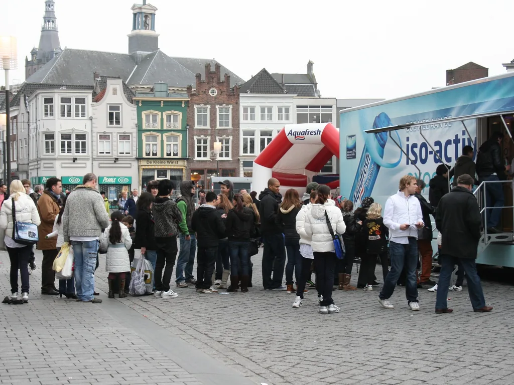 aquafresh-mobiele-pop-up-brand-activation-1024×768 Aquafresh mobiele pop-up brand activation met bezoekers in de binnenstad