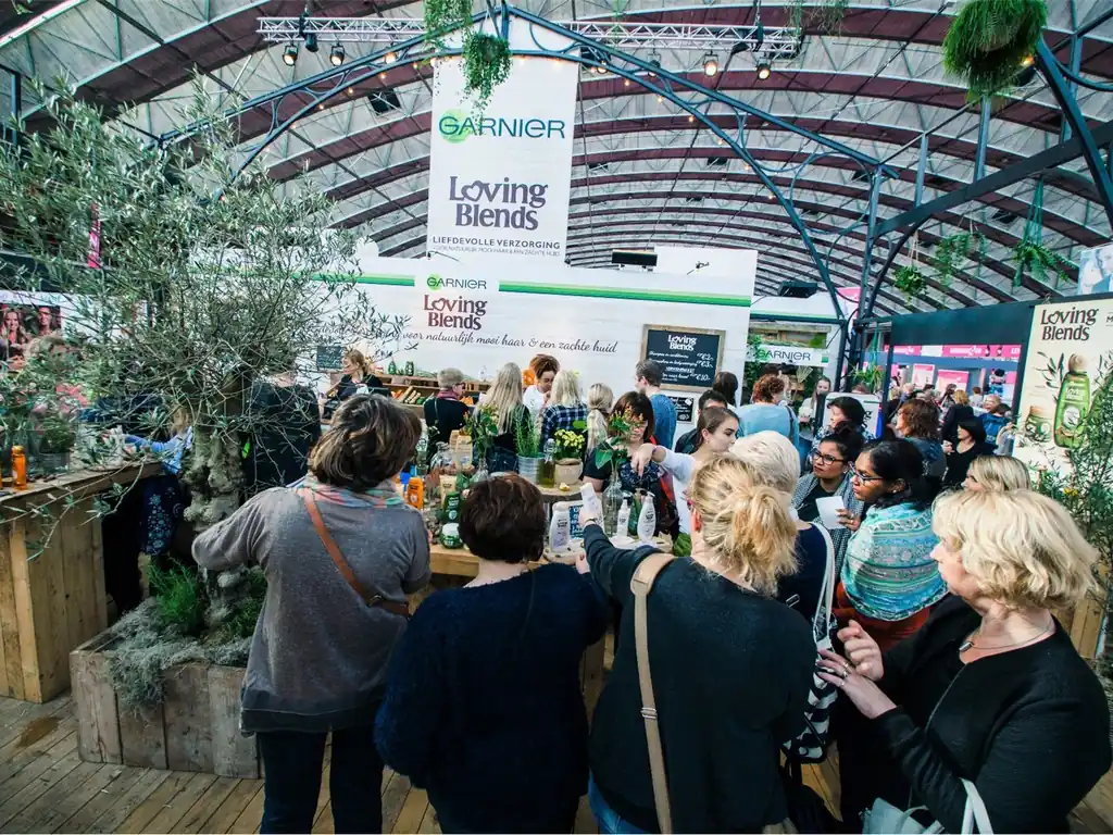 Garnier Loving Blends pop-up waar bezoekers kennismaken met verzorgingsproducten.