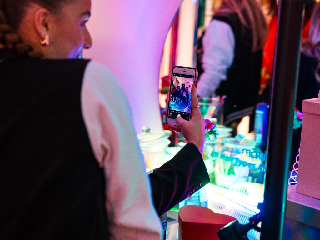Bezoeker maakt een foto tijdens de L'Oréal Hair University brand experience.