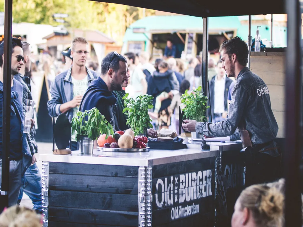 Bezoekers bij de Old Amsterdam foodtruck tijdens een merkactivatie op een foodfestival.